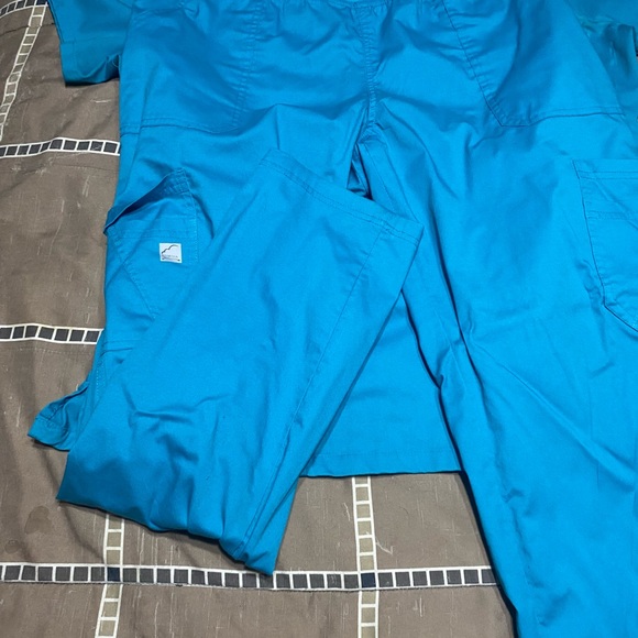 Uniform Advantage Blue Buttersoft Scrub Set - Picture 4 of 6